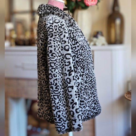 Amanda Collection women's faux leopard fur swing jacket. Size small. - Picture 5 of 12
